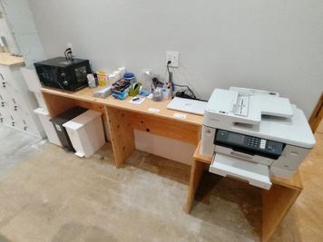 共用備品、フリードリンクコーナー - Coworking Space C_ing（シーング） 会議、セミナー、イベント利用　10人席の設備の写真