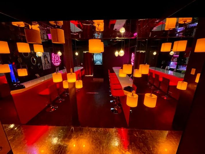 新橋駅から徒歩2分のBarスペースで撮影・一日店長・配信スタジオ - MOMビル