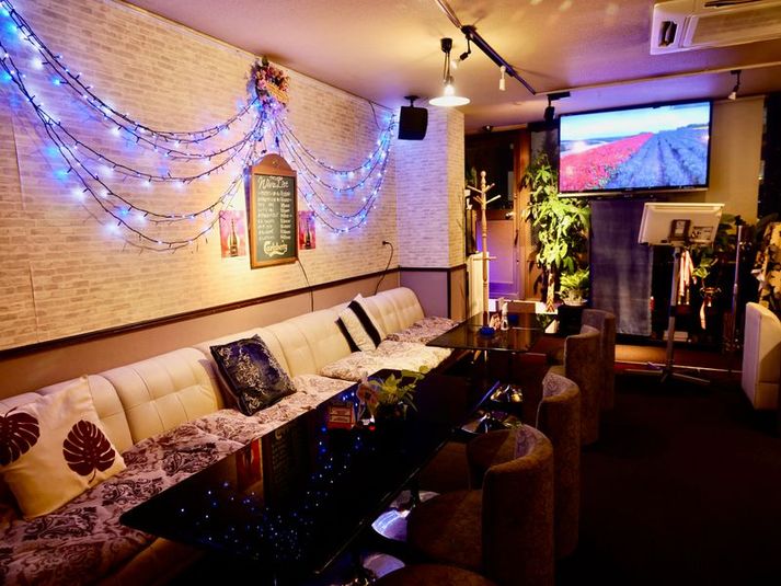 テラス席有・大型カラオケスナック　ここは都会の中のオアシス - LINK