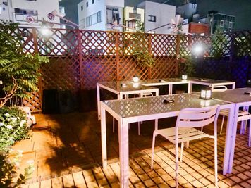LINK テラス席有・大型カラオケスナック　ここは都会の中のオアシスの室内の写真