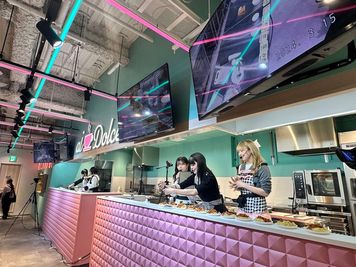 キッチン前にモニター完備、用途いろいろ - aiDolce（アイドルチェ） キッチン・控室付きレンタルスペースの室内の写真