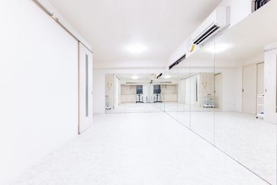 鏡張りの面が２面ございますので様々な撮影が可能です📹 - Wellness南森町_19の室内の写真