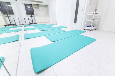 ヨガマット８枚（オプションとなります。） - Wellness南森町_19の設備の写真