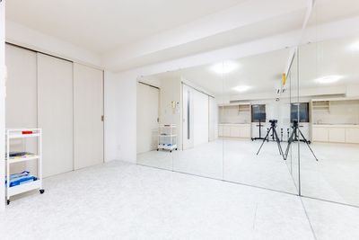 一面鏡張りの為ダンスレッスンや稽古に最適です♬ - Wellness南森町_19の室内の写真