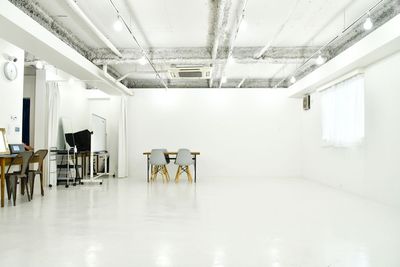 南側の写真：シンプルで無駄のない南側の壁。光の調整がしやすく、スタイリッシュな背景として活用可能です。

 - 撮影スタジオ『Studio Pasha Kobe』 ⭐️只今サイト移行中⭐️三宮,元町徒歩5分！全設備無料のスタジオの室内の写真