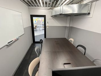 コワーキングスペース/KanadeBako 【6名会議室】下北沢駅徒歩2分！モニター＆ホワイトボード付きの室内の写真