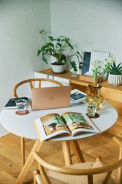 HAYのラウンドテーブルはカフェシーンやワークシーンにもおすすめ。 - studio shiro to muku キッチン付ハウススタジオの室内の写真