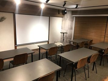 田町駅徒歩7分のレンタルスペース！オンライン会議やイベントも◎ 田町｜シバスペ｜SHIBAURA space（38名着席可）の室内の写真