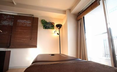 カーテンを開けると、太陽光が差し込み、とても明るい空間です😊 - 【立川レンタルサロン】 パーキングエリア近！癒しの雰囲気｜立川レンタルサロン[12]の室内の写真