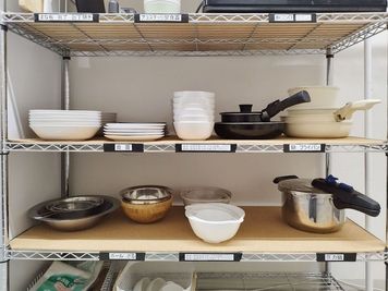 皿や鍋などをご用意してあります。 - レンタルスペース -- BB 新宿御苑 -- 女子会/推し活/歓迎会/撮影/上映会/駅徒歩4分！新宿御苑の設備の写真