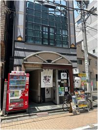 1階にラーメン屋がございます。
左横から奥へ入ってください。 - レンタルスペース -- BB 新宿御苑 -- 女子会/推し活/歓迎会/撮影/上映会/駅徒歩4分！新宿御苑の入口の写真