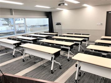 RoomE【水道橋駅 4分 / 神保町駅 8分】36名利用可!<Web会議・社内MTG・試験・イベントにオススメ> - 【リロの会議室】コンフォート水道橋