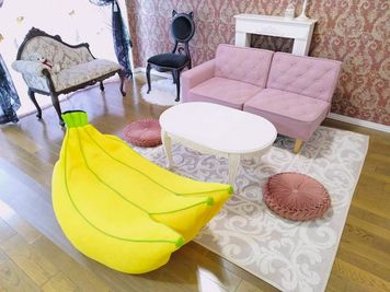 原宿ど真ん中！抜群のロケーションで、
イベントやロケの控え室、メイクルームとしても好評です。
心地いいバナナのバナナのビーズクッションでまったり。 - 原宿ミラクルSTUDIOの室内の写真