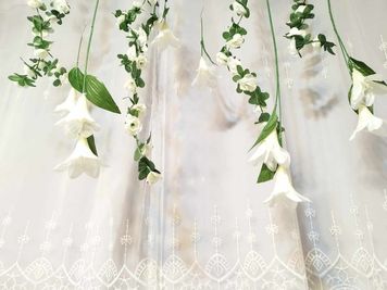 お花が下がった韓国風フォトコーナー。
レースのカーテンと好相性。
可愛エモイ写真に。 - 原宿ミラクルSTUDIOの室内の写真