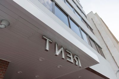 TNERの看板が目印 - TNER（トナー） 固定ブース席の外観の写真