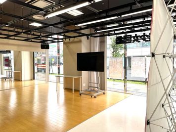壁１面は鏡になっています。 - 福島美少女図鑑モルティスタジオの室内の写真