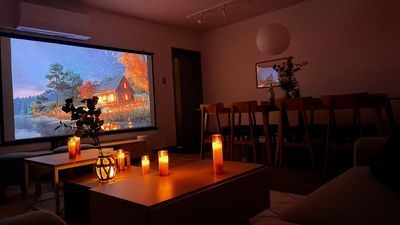 大画面プロジェクター🎥各種VODサービス視聴🆗！付属のHDMIケーブルでお手元のPC、ゲーム機、DVD・BDプレイヤーとも接続可能です - ナチュール四条烏丸 「ナチュール四条烏丸」【1名～10名様専用予約ページ】の室内の写真