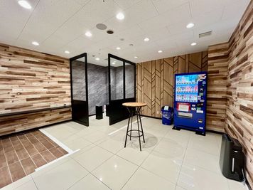 【広々とした喫煙スペースです！自動販売機もございます。】 - 【閉店】Mace上野 【閉店】会議限定プランの室内の写真