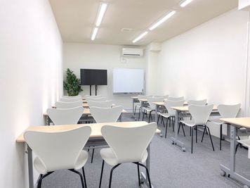 【烏丸/四条駅すぐ】30名着席可/好きな座席変更可/高速Wi-Fi/飲食OK/24h/巨大モニター・スクリーン/イベントにも - Leaf【リーフ】京都四条