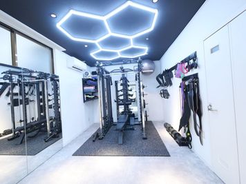 ・約2m×2mのフリースペース - WHITEGYM北千住店 WHITEGYM北千住店/レンタルジムの室内の写真