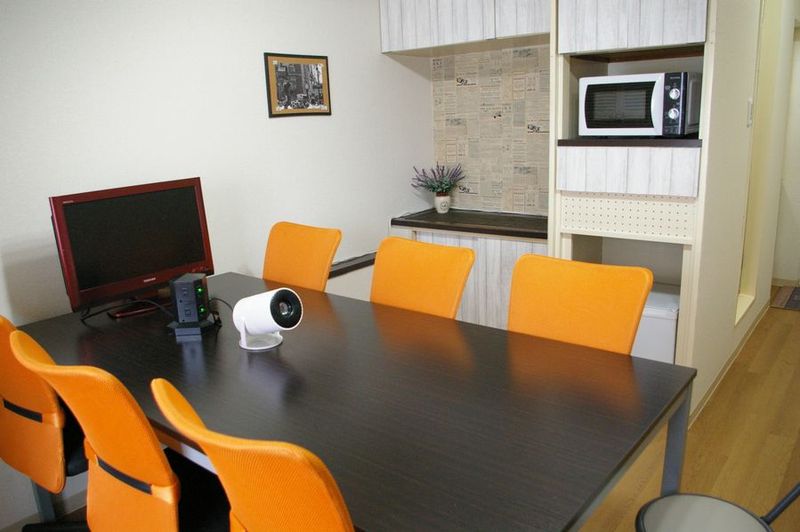 金山駅徒歩2分！最大8名可　ミーティングやワークショップに最適✨ - 貸し会議室waQwa～ワクワ～