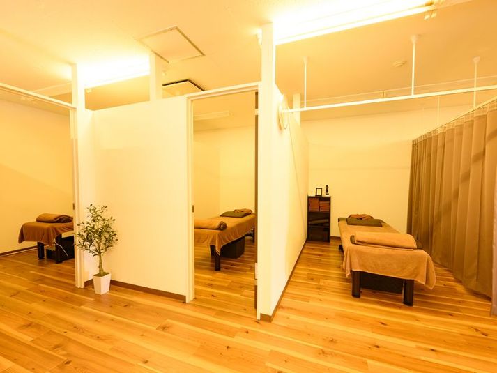 マッサージ施術スペース　ベット、カーテンあり - もみの匠　大船店