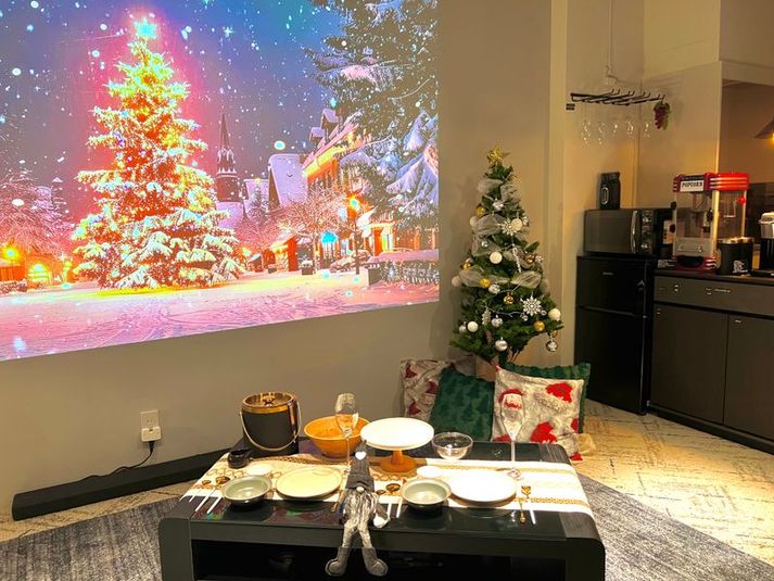 クリスマス🎄大人の秘密基地🎞️120㌅大画面｜高音高画質 - レンタルスペース　シークレットシネマ
