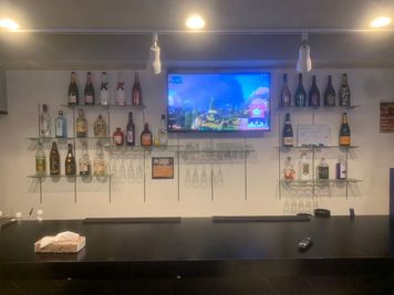 正面モニターです
カラオケやFireTVが利用できるモニターが3台ございます - KARAOKEBAR時しらず 【間借りやパーティーに！】カラオケ付きレンタルスペースの室内の写真