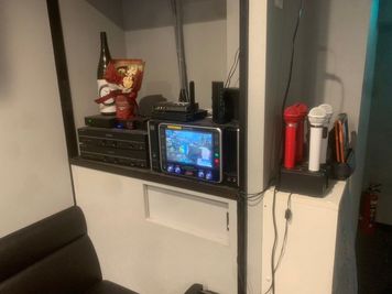 カラオケは常に最新🌟
デンモク3台・マイクは4本
タンバリンもあります！ - KARAOKEBAR時しらず 【間借りやパーティーに！】カラオケ付きレンタルスペースの設備の写真