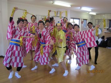 結婚式の余興：新郎側応援　全員が男性 - 四日市レンタルスタジオ M&Y レンタルスペースの室内の写真