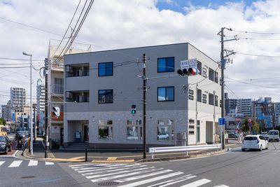 藤沢駅北口から徒歩9分の好立地
大通り沿いの大きな交差点
目の前にはバス停
駐車場1台完備 - 女性専用ピラティススタジオ＆ジム　LOrena藤沢店 女性専用マシンピラティススタジオ＆ジム　ロレナ藤沢店の外観の写真