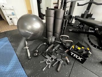 様々なトレーニング用品ご用意ございます🎶 - PSGYM淀屋橋 😙OPEN🎉淀屋橋/本町/肥後橋の個室・シェアジムの設備の写真