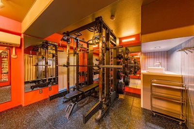 大きな鏡を壁一面に設置しており、フォームを確認しながらトレーニングできます🔥 - mela gym（メラジム）池袋店の室内の写真