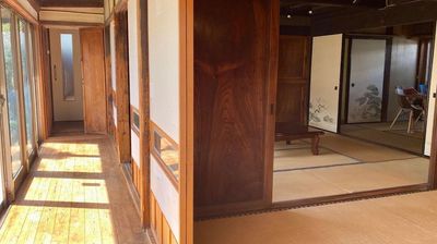 玄関側居間から見た廊下と居間(左奥トイレ🚻がございます) - 【ミンカ熊谷】無料駐車場8台 YouTube/コスプレ/女子会 蔵と和風庭園の築140年古民家（～６名）の室内の写真