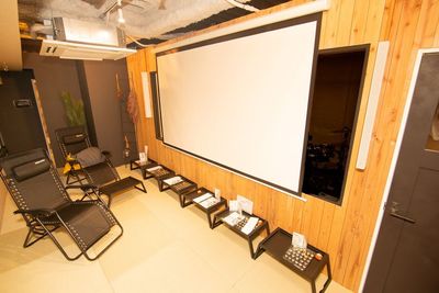プロジェクターも利用できる完全個室。 - 季ららYokohama 関内3分｜サウナ付きプライベート個室🧖‍♂️🎉カラオケありの室内の写真