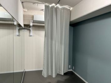 着替え用のカーテン - Hina STUDIO(ヒナスタジオ)【新宿西口スタジオ】 Hina STUDIO（新宿西口スタジオ）【Bスタジオ】の室内の写真