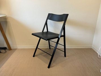 補助イス2脚で最大8名で利用可能！ - 1SBC　川崎会議室 貸し会議室の室内の写真