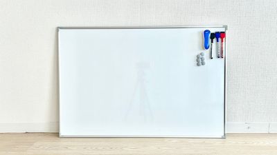 60cm×90cmのホワイトボードを設置しています。簡単な座学やセミナー、お子様のお絵描き動画としても活用いただけます。 - SOLARI Rental Studio 日本橋 SOLARI レンタルスタジオ 日本橋の設備の写真
