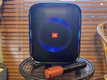 大型スピーカー JBL PartyBox Encore ポータブルスピーカー IPX4防水 100W カラオケ PAスピーカー ワイヤレスマイク - あそびごころ＠新宿店 あそびごころ@新宿1002の設備の写真