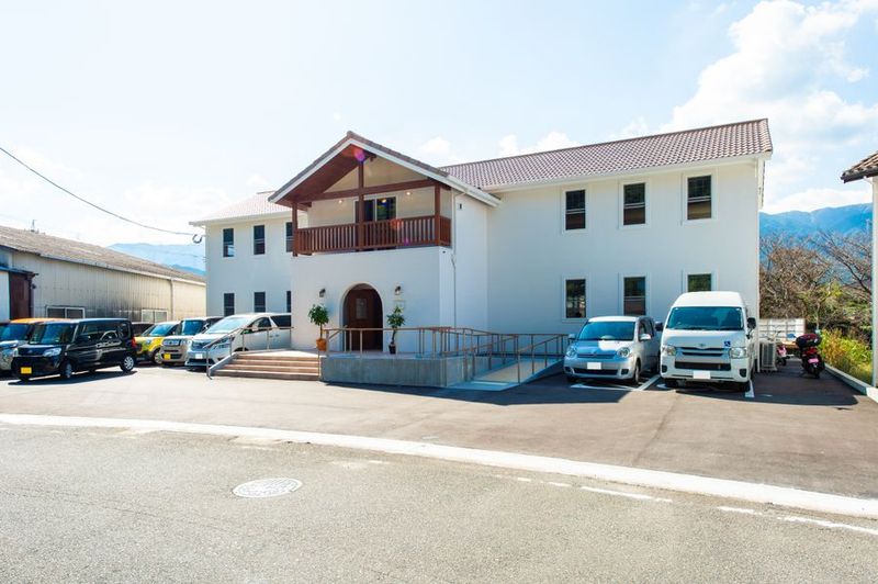 眺め抜群の開放的な２階スペース - イチョウの木・サクラの木