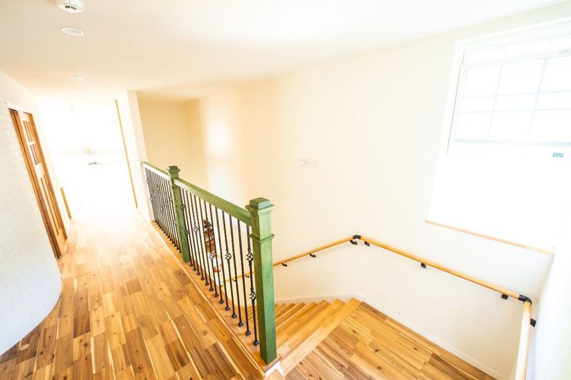 眺め抜群の開放的な２階スペース - イチョウの木・サクラの木