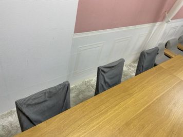 【ダイニングエリア】現在、無垢材フローリングの上に、ラグ カーペットを敷いています (オンライン面談、ライブ配信にご使用頂けます) - TAKADA＋n 【2～4名様プラン】の室内の写真