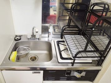 流しです。
ご利用になられた皿や調理器具などはここで洗ってください。
ガスコンロは使用できません。 - レンタルスペース -- BB 新宿御苑 -- 女子会/推し活/歓迎会/撮影/上映会/駅徒歩4分！新宿御苑の設備の写真