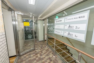 ビル入口 - レンタルジムAivic横浜1号店の入口の写真
