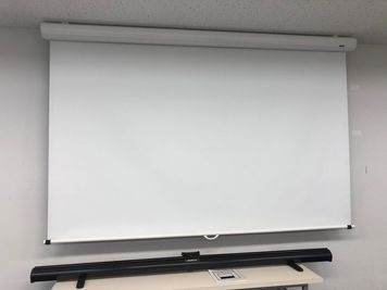 スクリーン（無料備品） - SMG/本町・カーニープレイス ＳＭＧ貸し会議室/カーニープレイス本町ビル４階の室内の写真