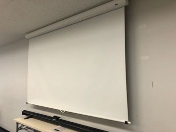 スクリーン（無料備品） - SMG/本町・カーニープレイス ＳＭＧ貸し会議室/カーニープレイス本町ビル４階の室内の写真