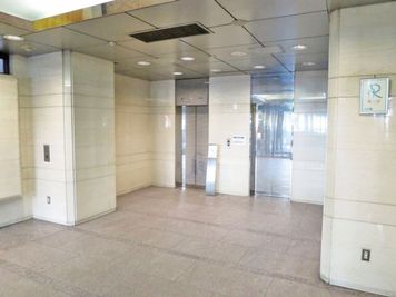 1階エントランス・ＥＶ2基 - SMG/本町・カーニープレイス ＳＭＧ貸し会議室/カーニープレイス本町ビル４階の室内の写真