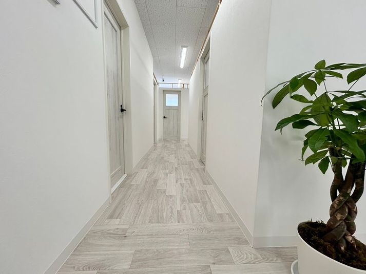 【個室E】ブース〜上部空間あり〜（1名用） - 【甲斐竜王 by シェアオフィスBee】