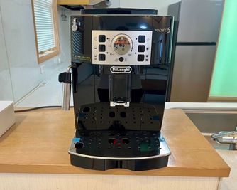 全自動コーヒーマシン（お一人1杯まで無料） - レンタルサロンゆるり 美容レンタルスペースの室内の写真