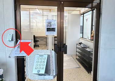 入口 - 【甲斐竜王 by シェアオフィスBee】 【個室E】ブース〜上部空間あり〜（1名用）の室内の写真
